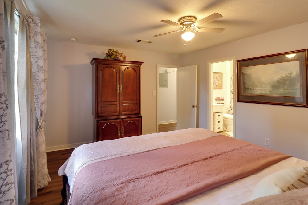 5 Mi to Bellhaven: Spacious Getaway in Jackson