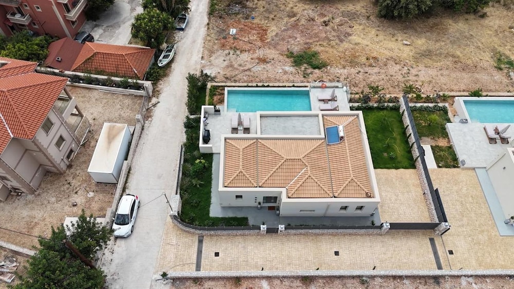 Luxurious Villa Retreat in Lourdata