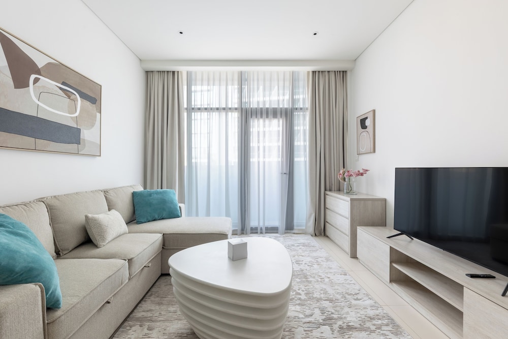 Stylish One-Bedroom Oasis Palm Location