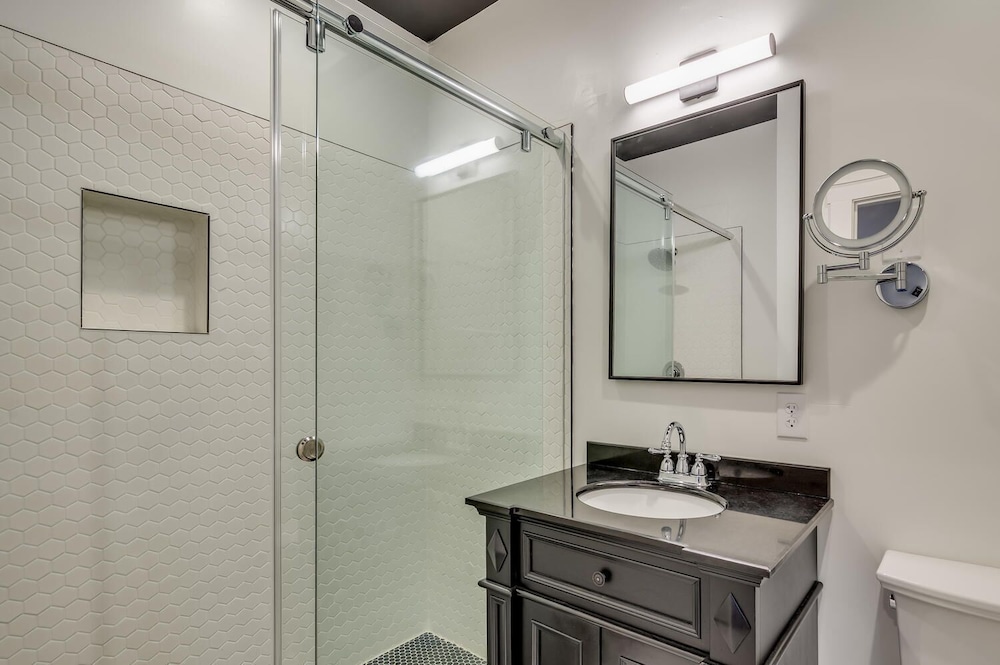 Historic Austin B&b: 4 Unique Suites, Sleeps 15! view 3