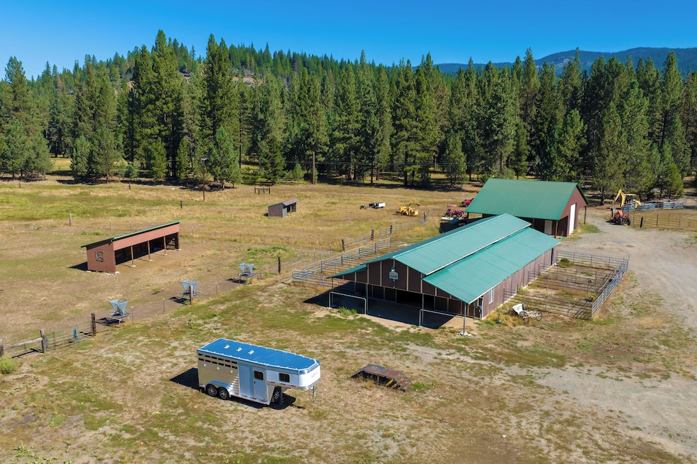 Dog-friendly 3BR on 200 Acres w/ River Access