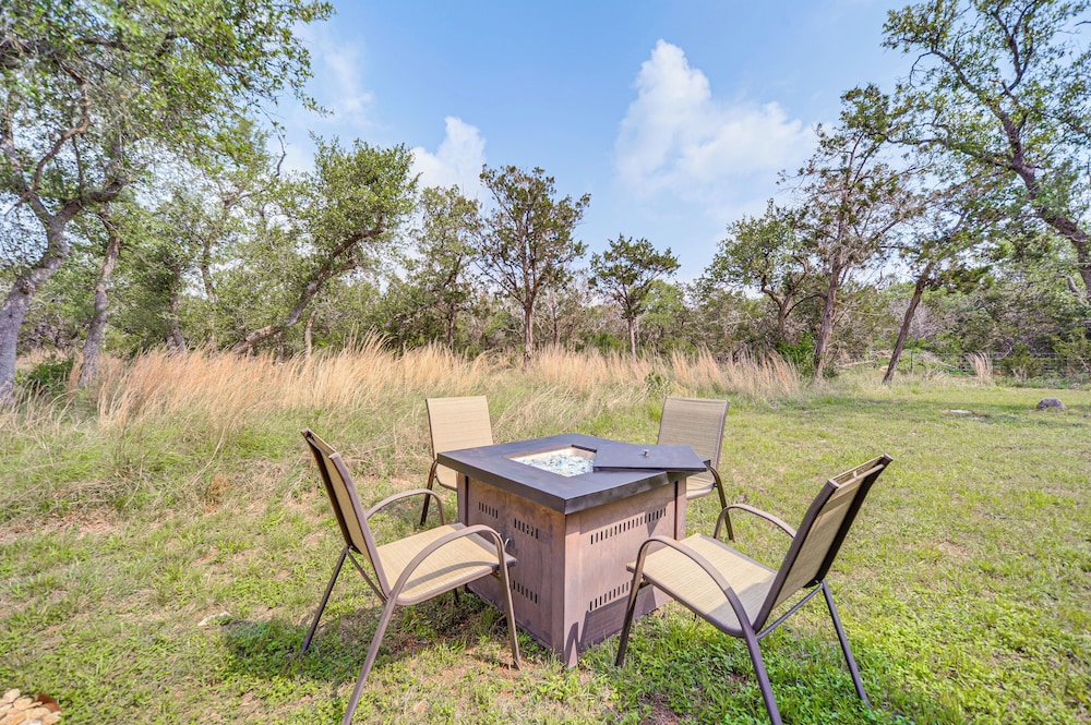 8 Mi to Dtwn Wimberley: Cabin Retreat on 5 Acres!