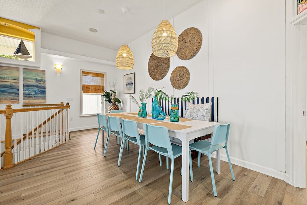 Perfect Beach House 2min Walk With Heated Pool and Hot Tub 4 bed 3 Bath With Pet Friendly
