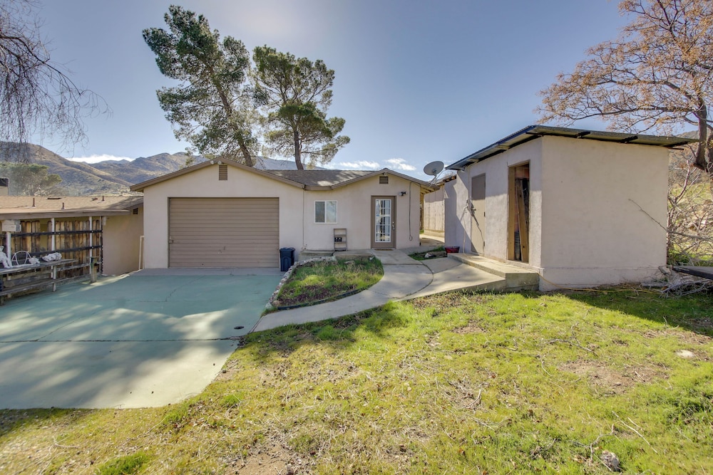 Lake & Mountain Views: Cozy California Stay