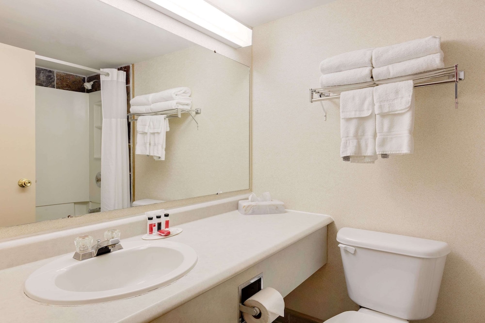 North Bay Vacations - Ramada by Wyndham Pinewood Park Resort North Bay - Property Image 3