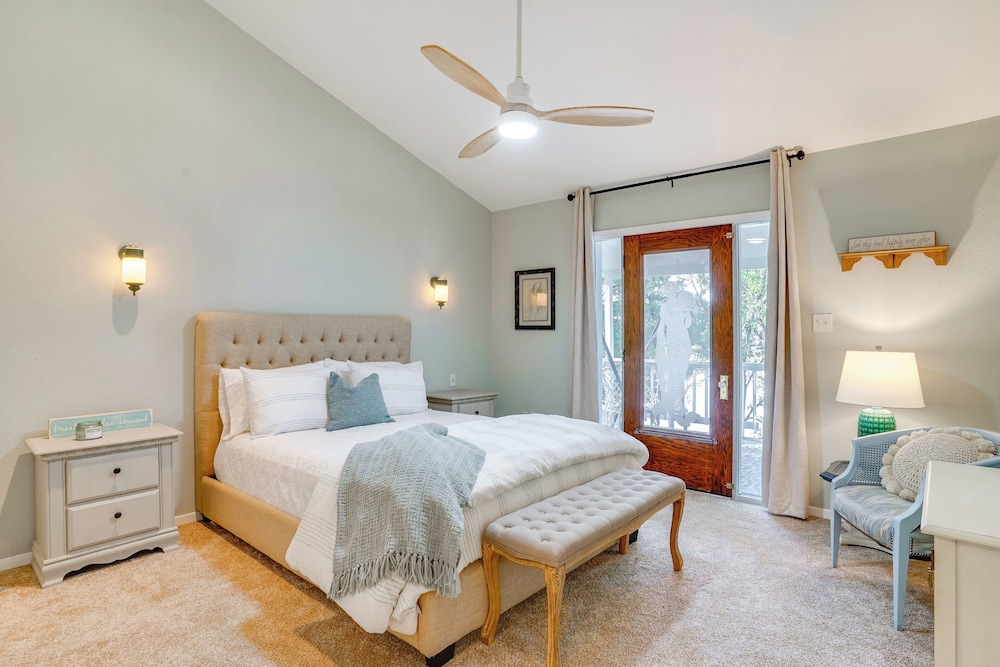 5 Mi to Historic Granbury Square: Lakefront Escape