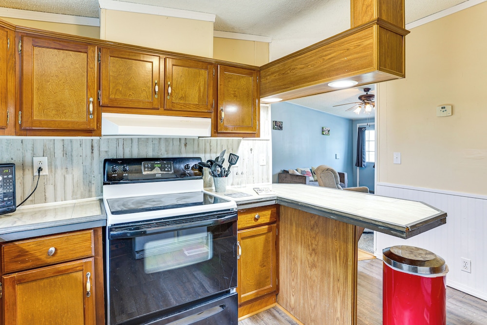 3 Mi to Dtwn: Pet-friendly Farm Retreat in Paris!