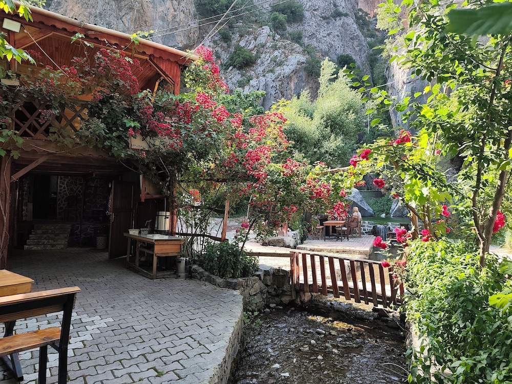 Kapuzbaşı Baştürk Tesisi