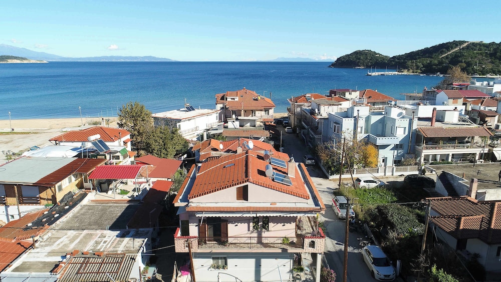 Sunrise Suite Olympiada - Luxury Beachfront Escape