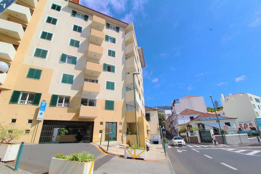 Grey Apartment in City Center with Sea View view 3