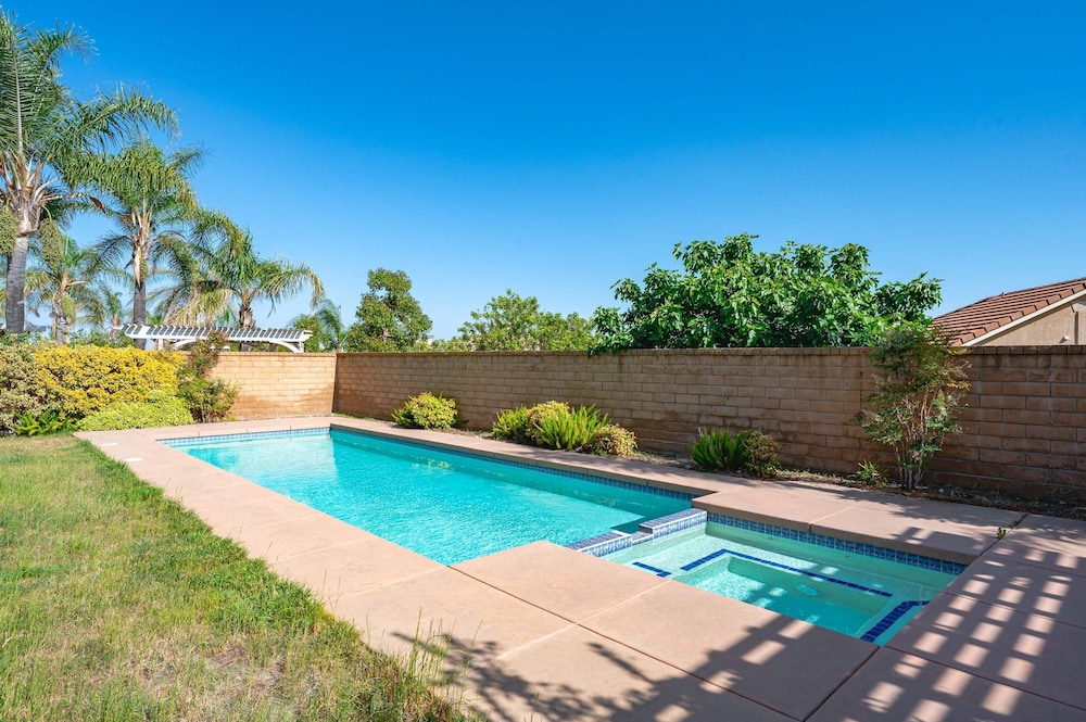 Bright Designer Home w Pool Near Everything