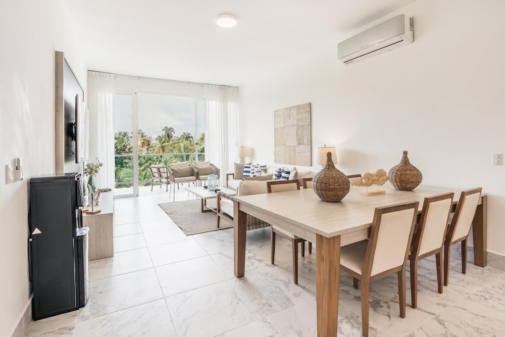 3br-penthouse w Jacuzzi Incl at Lake View view 3