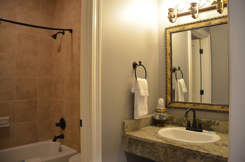 Natchez Manor Bed & Breakfast