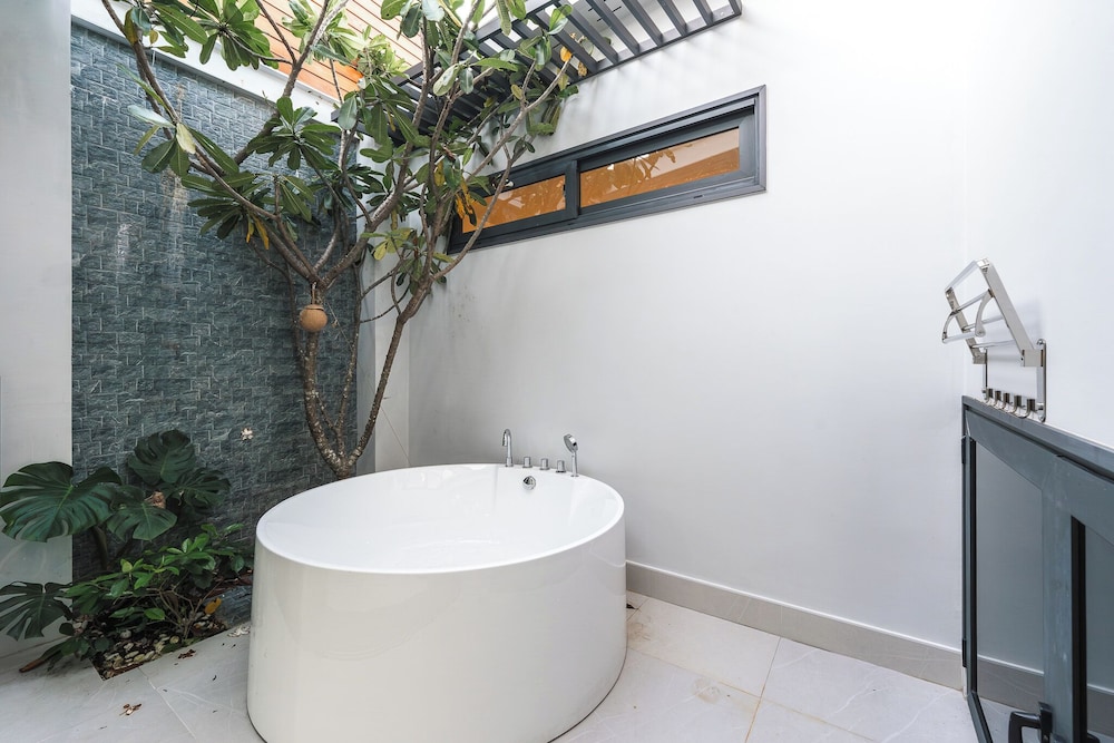 Pool Villa Bathtub Pool Table V215