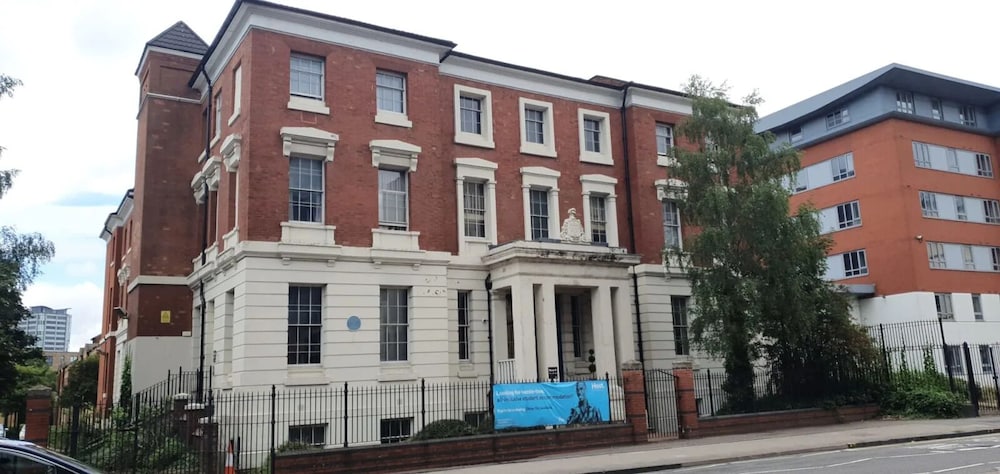 Queen's Hospital Close