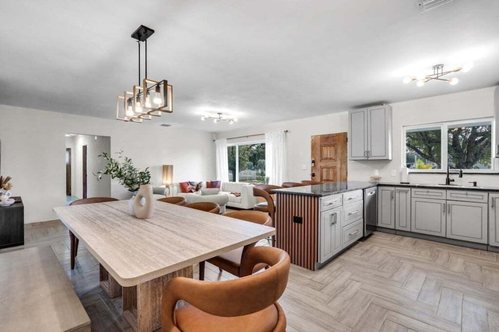 4br Biscayne River Home: Pool & Pickleball Fun 4 Bedroom Home
