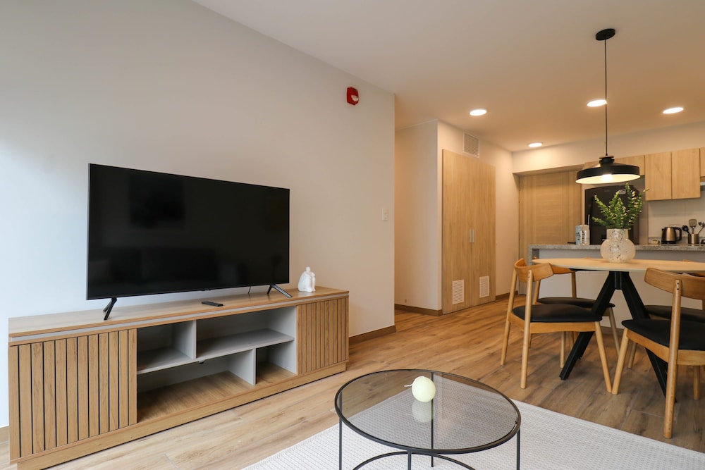 w Exceptional 2BR w Balcony in Miraflores
