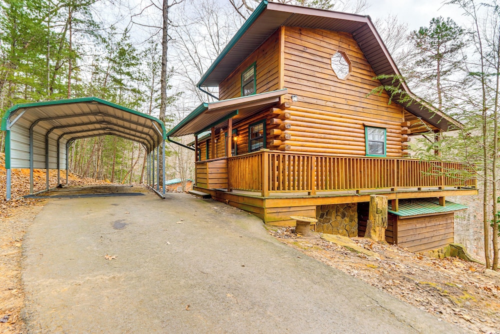 Secluded Mtn-view Cabin w/ Fireplaces in Murphy!