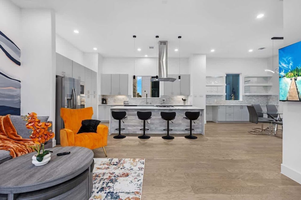 Houston 6 Bedroom Home