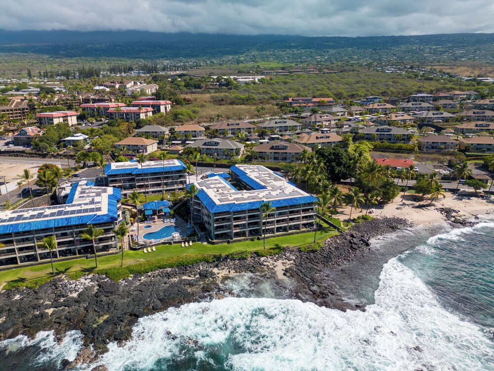 Kona Reef F2 Charming Oceanfront Condo for 4!