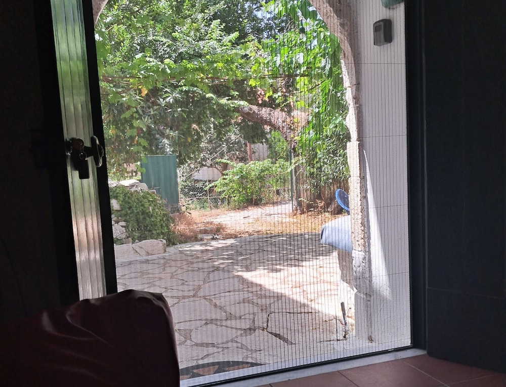 2-bed Home in Kolivata - Sleeps 4 - Wifi - Parking