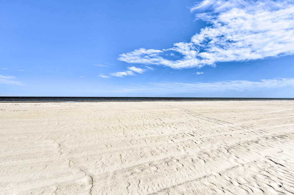 Walk to Community Beach: Coastal Carolina Condo