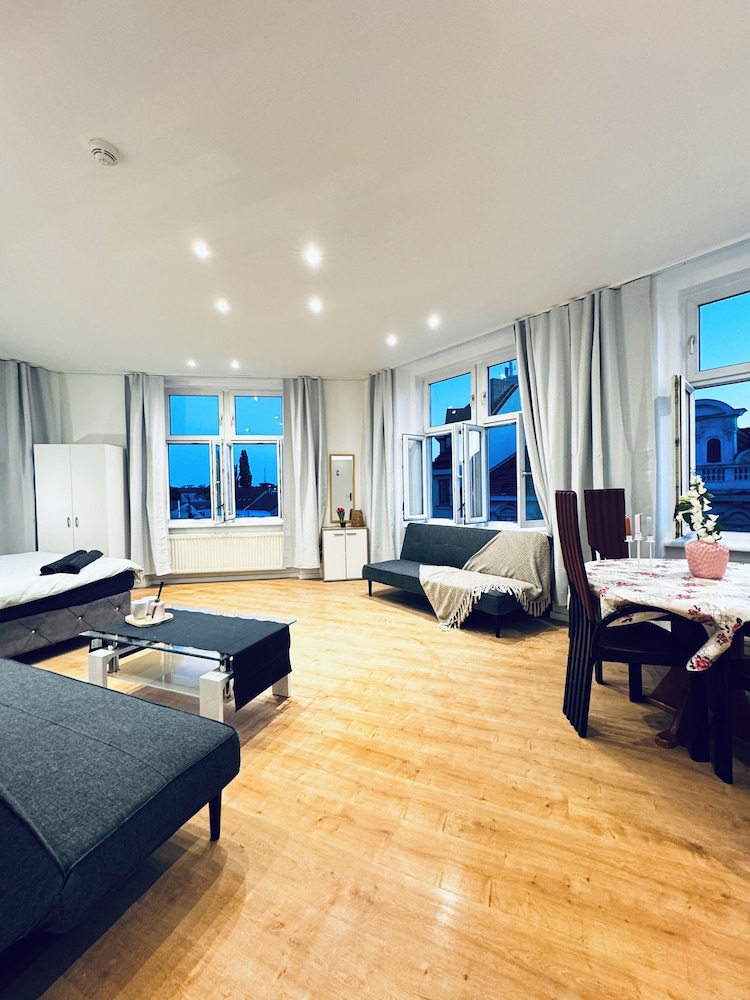 Lovely 4BR Apt Near Kaufpark Alterlaa