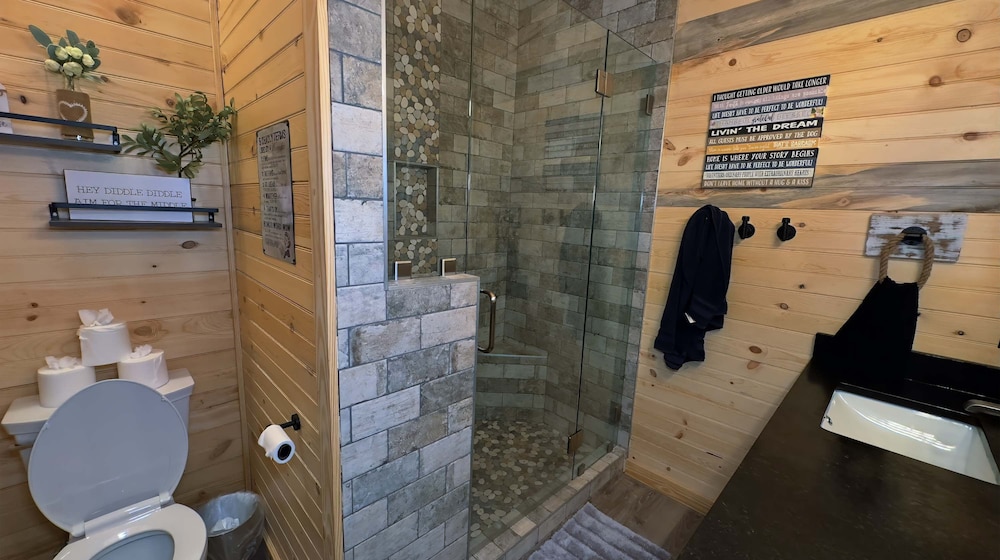 Luxury Poolside Cabin in Sevierville