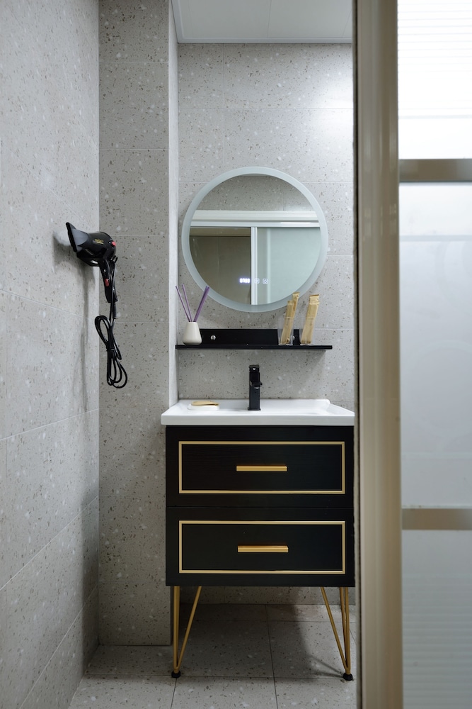 Newly Renovated 1BDR Apt Old Shanghai