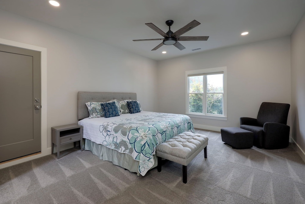Majestic Manor-private Hundred Acre Yard-pool/spa