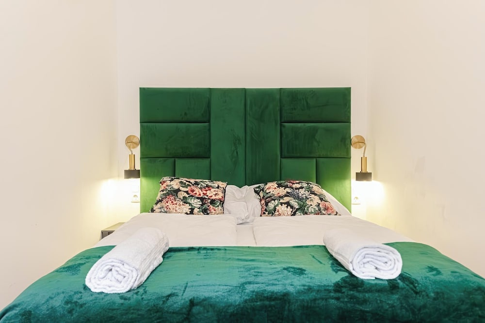 Lovely Apartment Steps from Schonbrunn