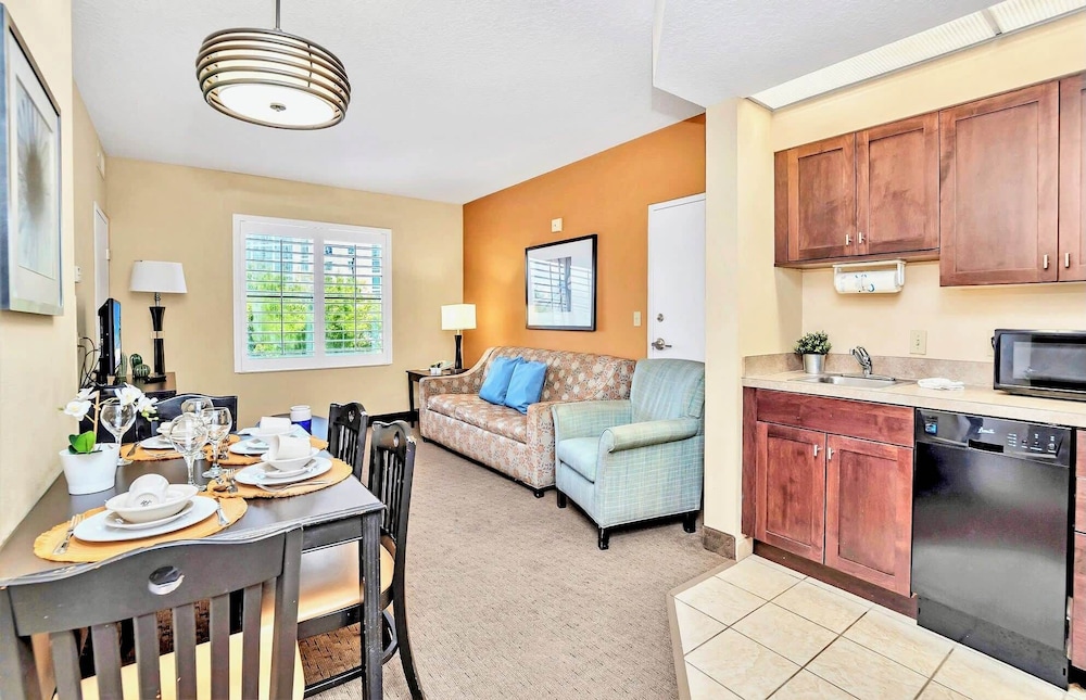 Inviting 1BR Apartment, 8 Mins to Universal Studios