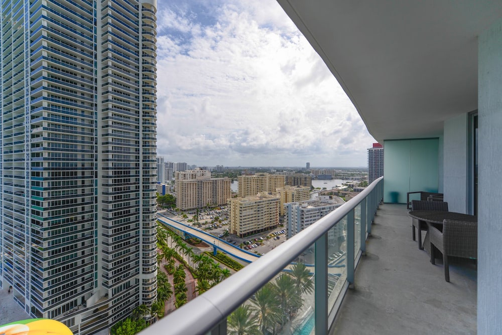 Beachfront Beauty Awaits: Gorgeous Views - Image 4