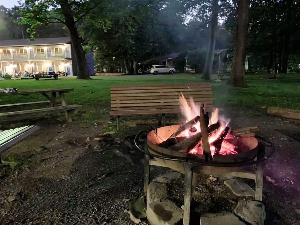 Meadowlark Motel with Restaurant & Bar