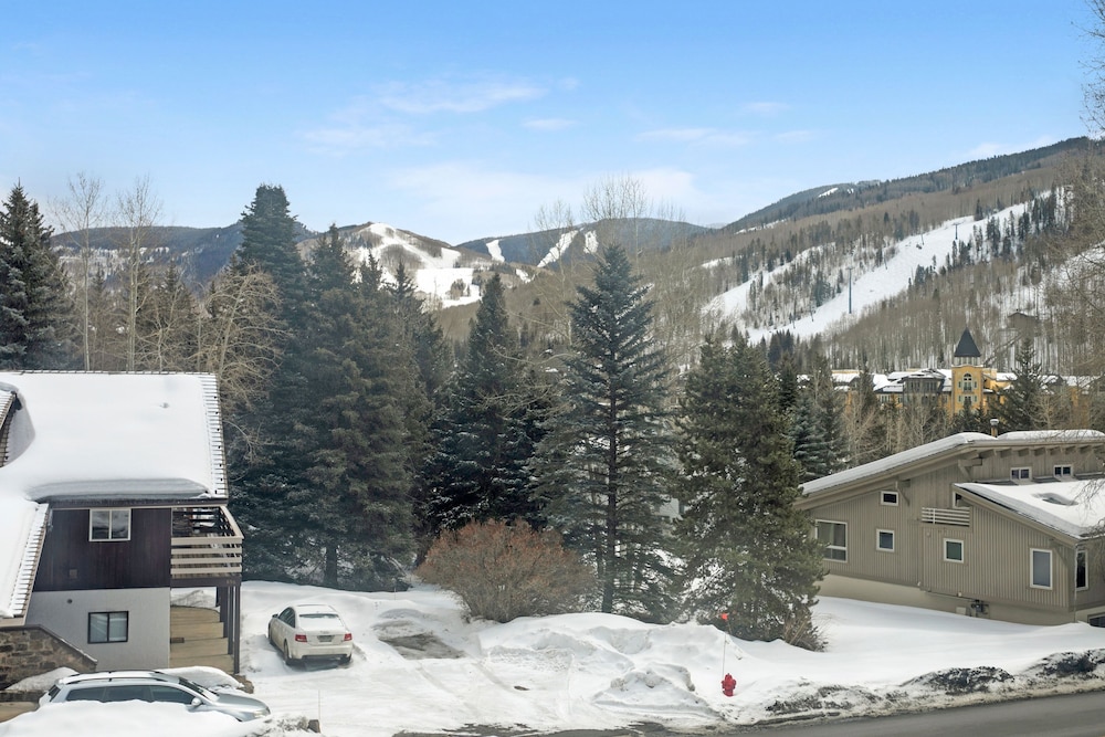 925 Red Sandstone 3 Bedroom Condo by RedAwning view 4