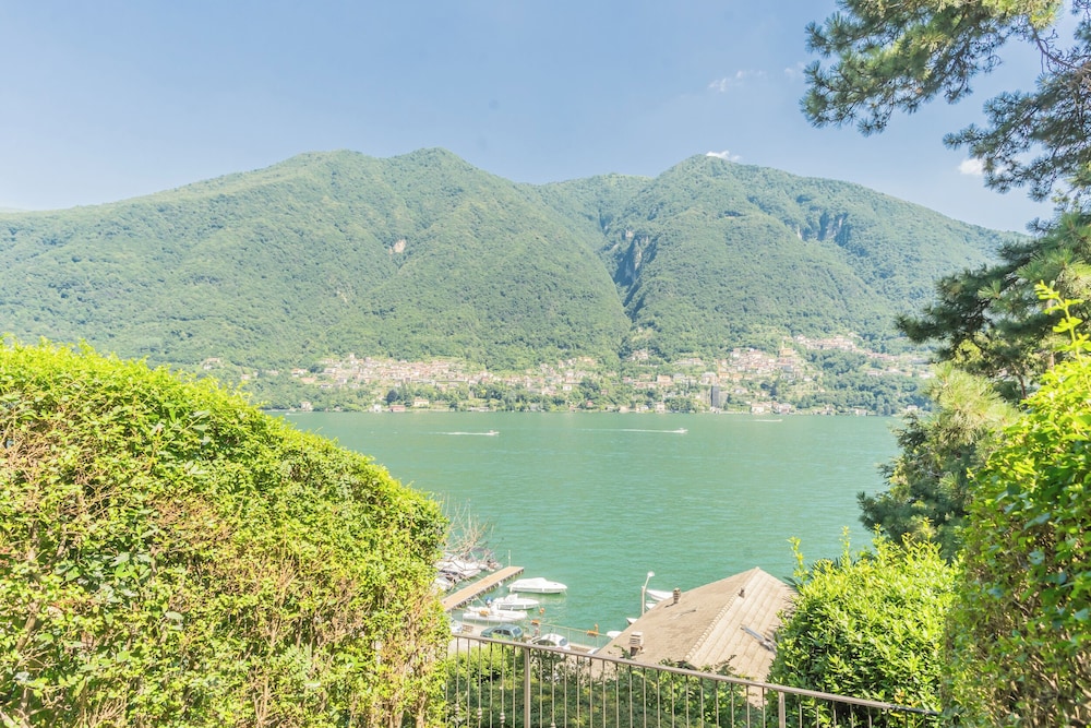 OC Lake Love by Rent all Como