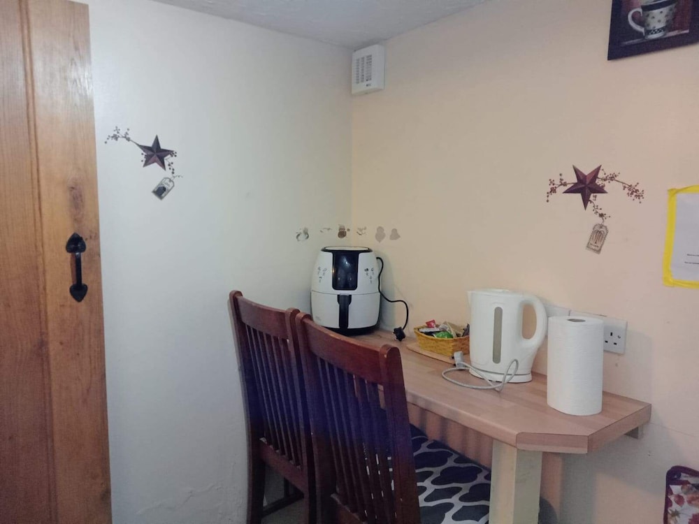 Llandovery - Cottage - Sleeps4 - Parking Secure Lock up for Bikes
