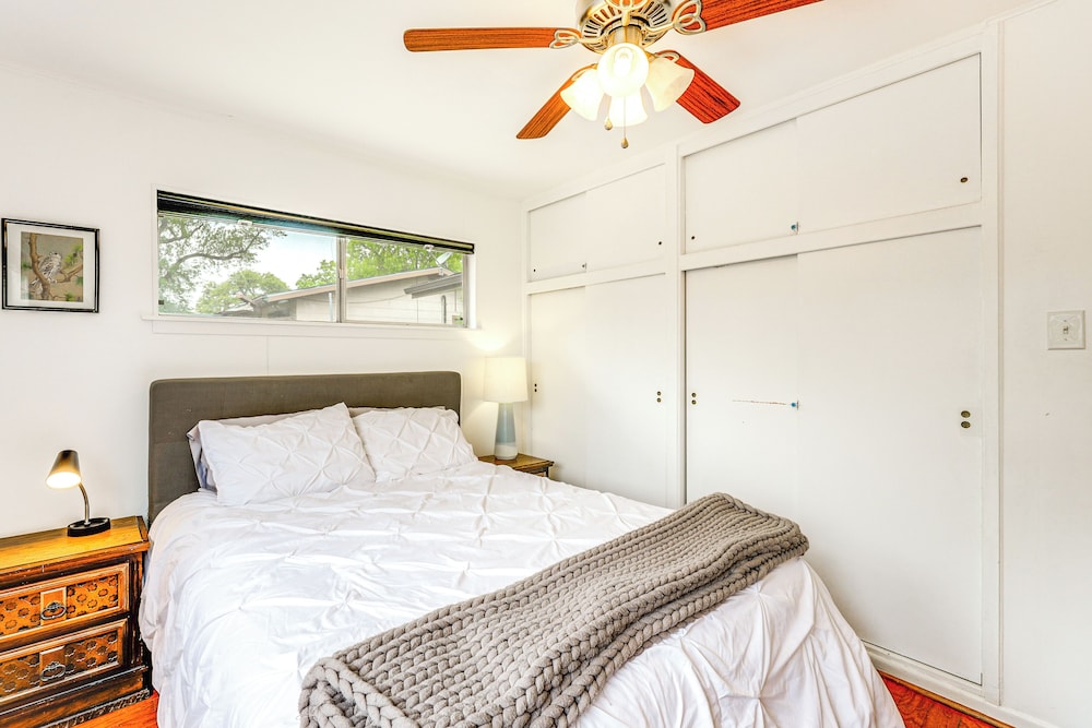 7 Mi to Dtwn San Antonio: Charming Home w/ Yard