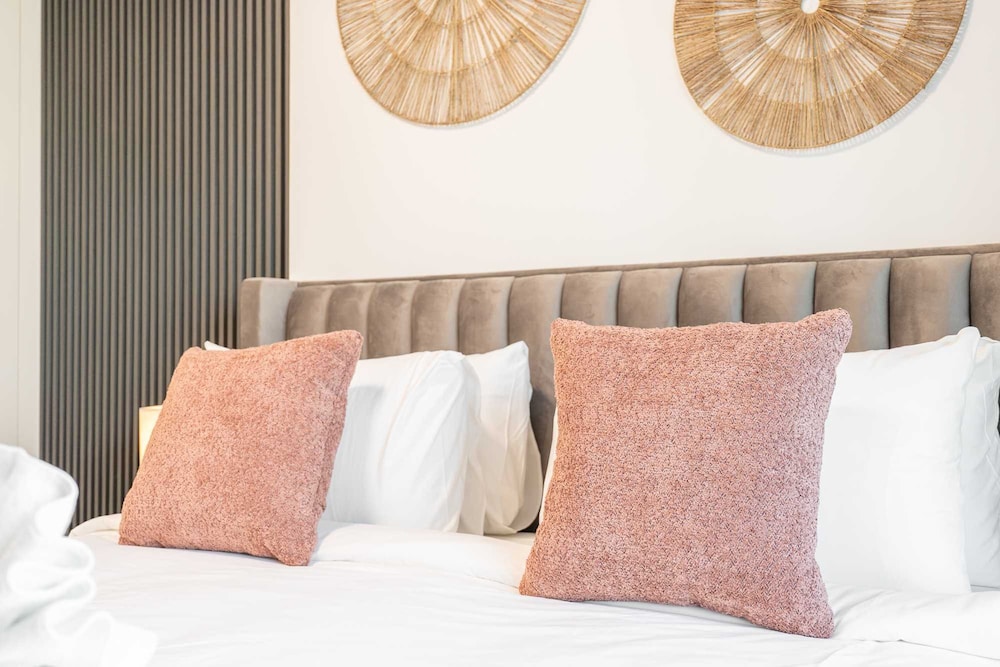 Cozy 1BR Gem in Marina With City Views