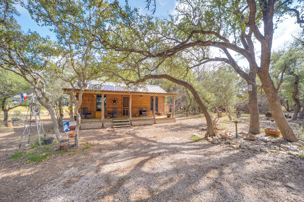 11 Mi to LBJ State Park - Couples Cabin Retreat!
