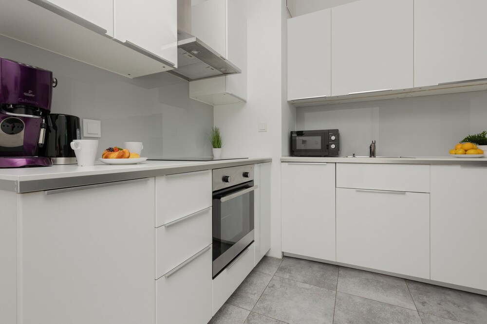 Studio With Balcony Kolejowa by Renters view 3