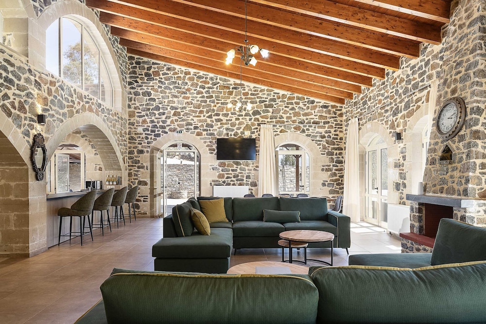 Villa Pasiphae - With Private Heated Pool