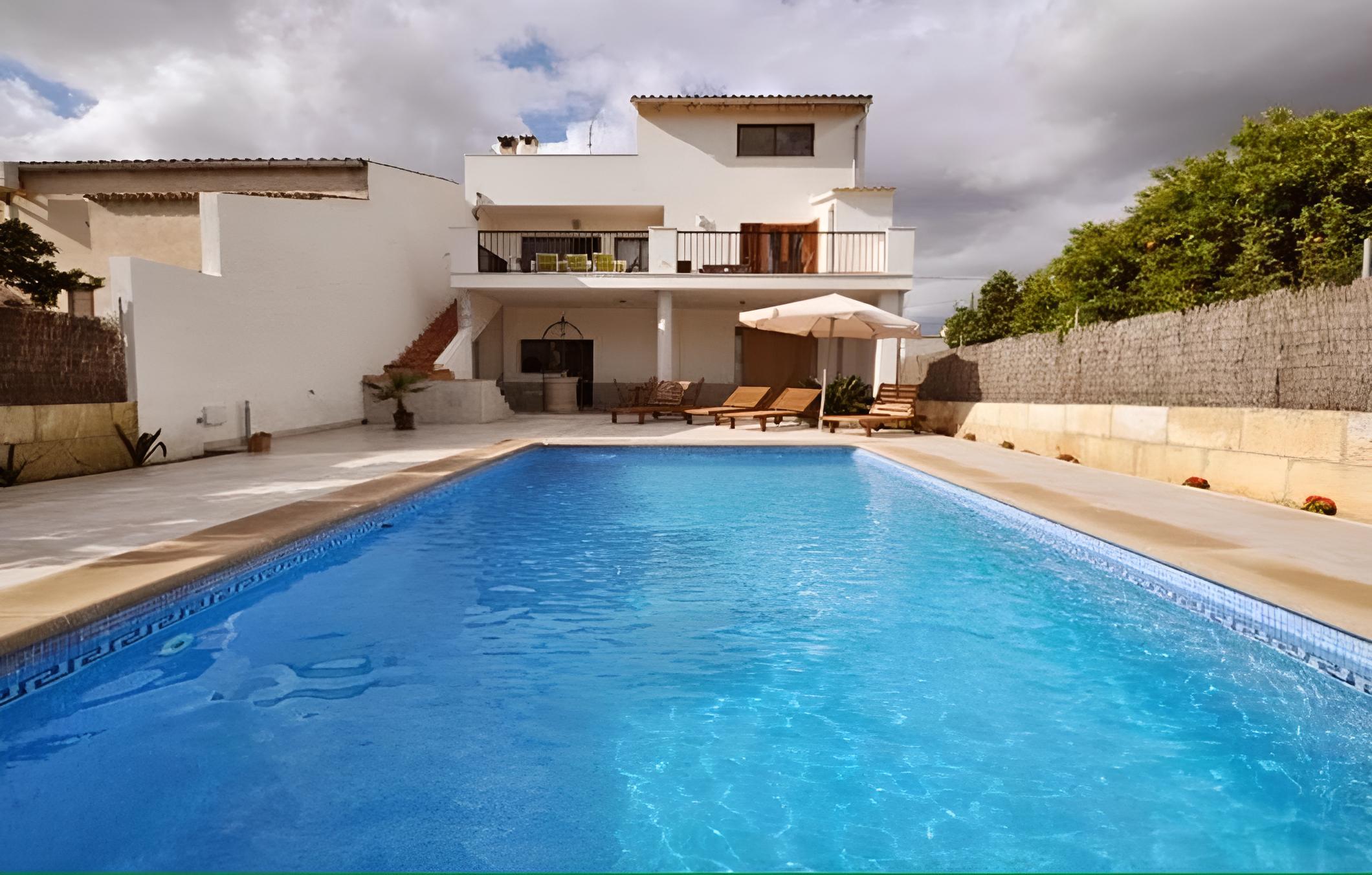 Llubi Pool and Views