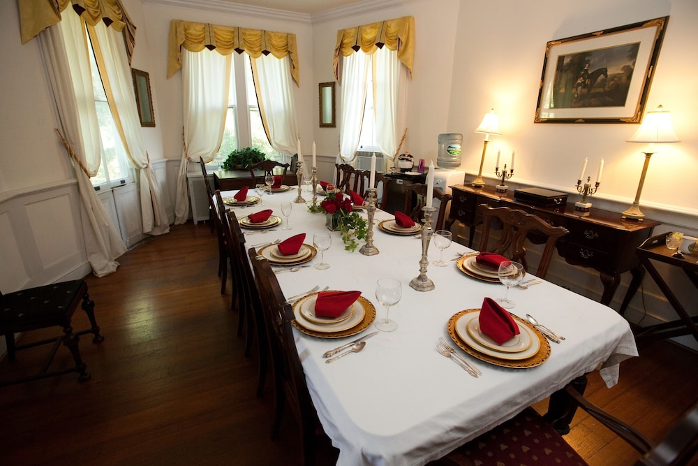 Inn On Poplar Hill