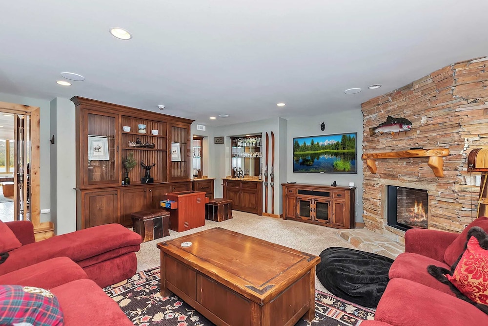 2 Lakefront Homes by Avantstay Sleeps 23, Private Dock+beach, Hot Tub, Fire Pit, Deck Views