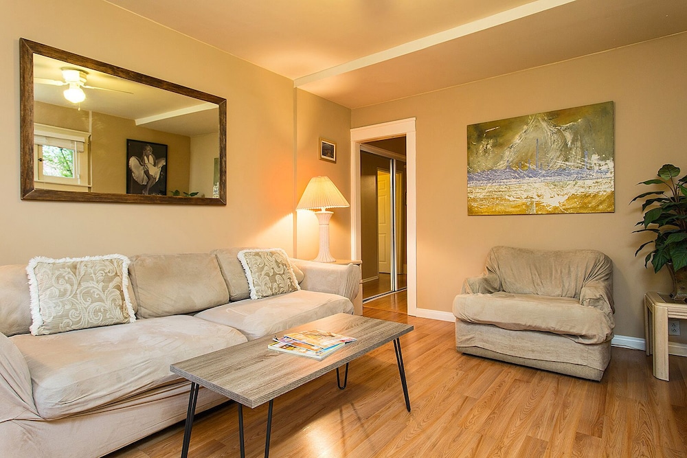Hollywood Hills Suites