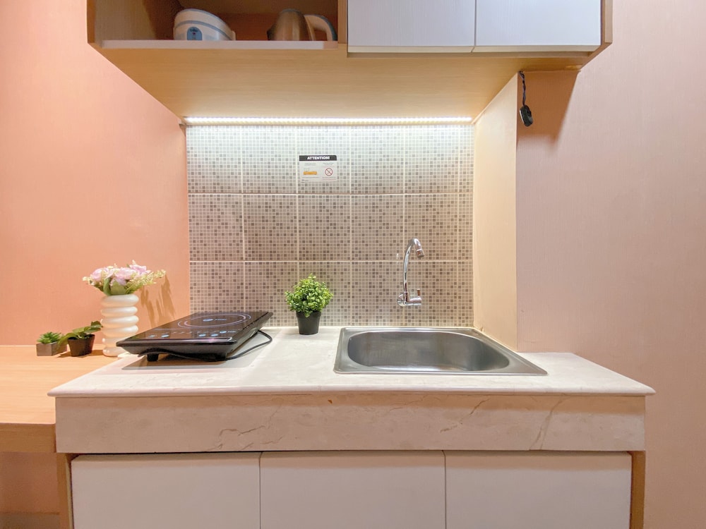 Peach Tone Studio At Evenciio Margonda Apartment