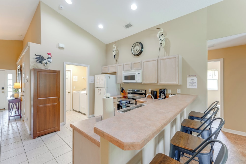 10 Mi to Wdw: Home w/ Themed Rooms, Pool & Lanai