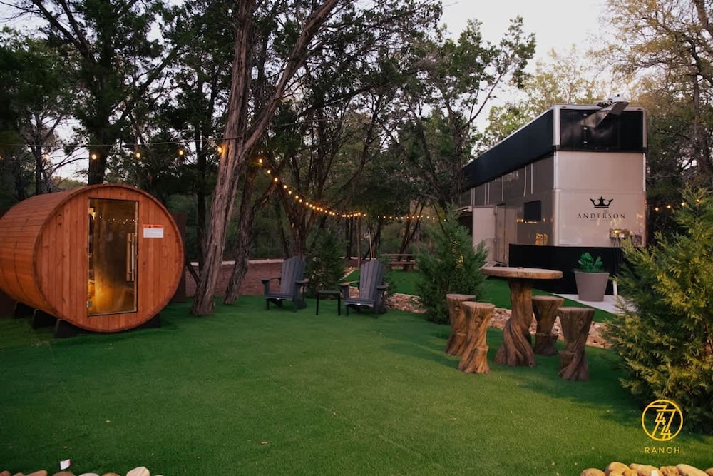 Lux Lounge 7744 Ranch Resort Austin - Cota