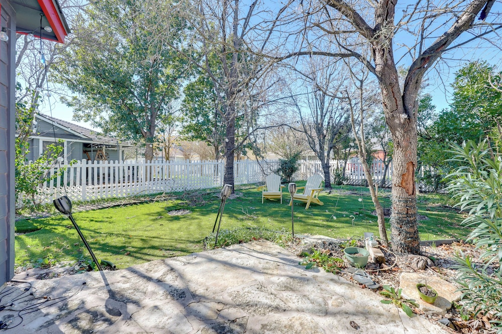 Dog-friendly Retreat w/ Yard, 22 Mi to Dtwn Austin